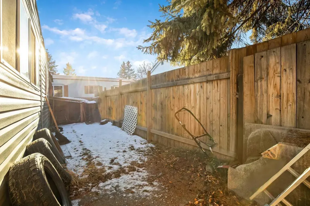 3223 83 Street NW Calgary AB T3B 5M9