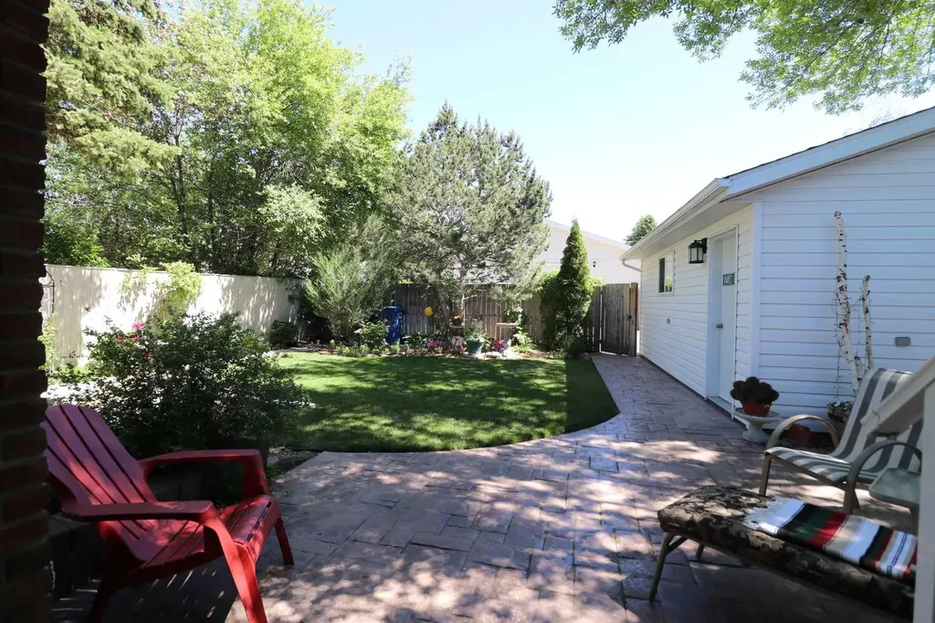 1723 Lakemount Boulevard S Lethbridge AB T1K 3K5