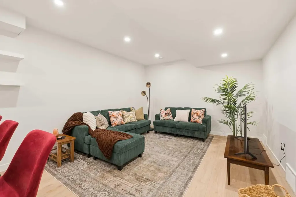 2034 29 Street SW Calgary AB T3E 2J9