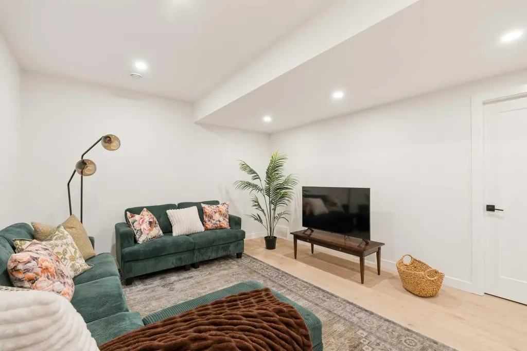 2034 29 Street SW Calgary AB T3E 2J9