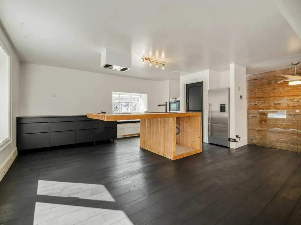 325 5 Street S Lethbridge AB T1J2B4