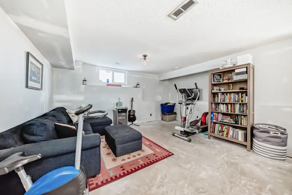 220 Hillcrest Court Strathmore AB T1P 0A4