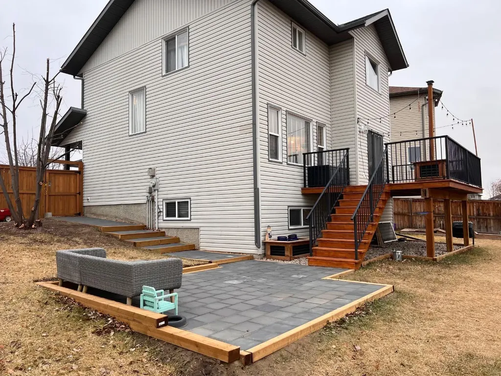 220 Hillcrest Court Strathmore AB T1P 0A4