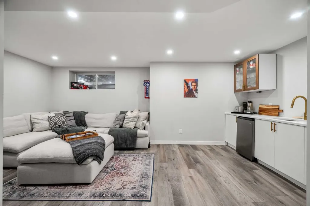 166 Sage Bank Grove NW Calgary AB T3R 0K1