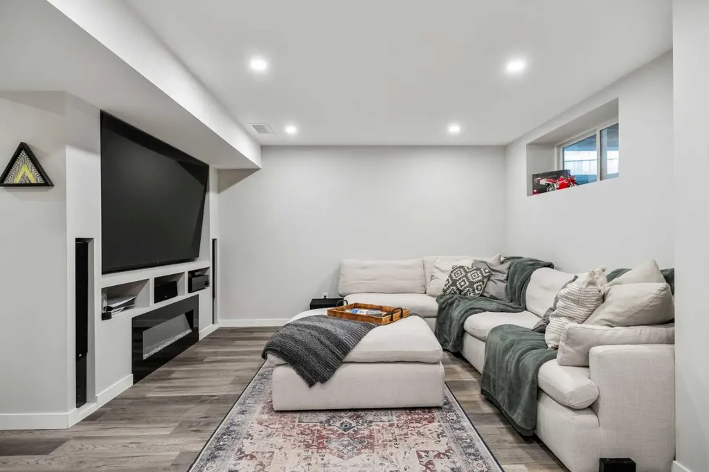 166 Sage Bank Grove NW Calgary AB T3R 0K1