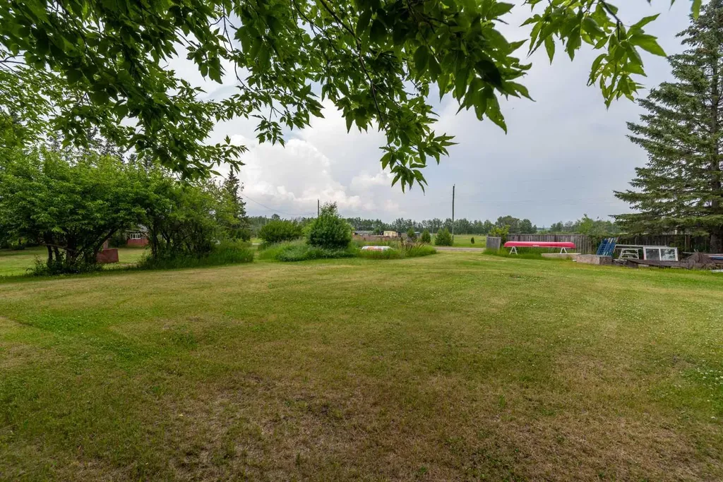 4901-4905 51 Street Streamstown AB T0B 4G0