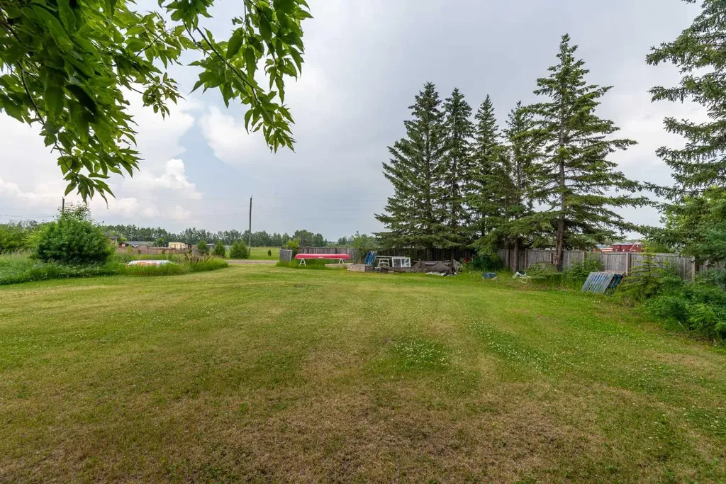 4901-4905 51 Street Streamstown AB T0B 4G0