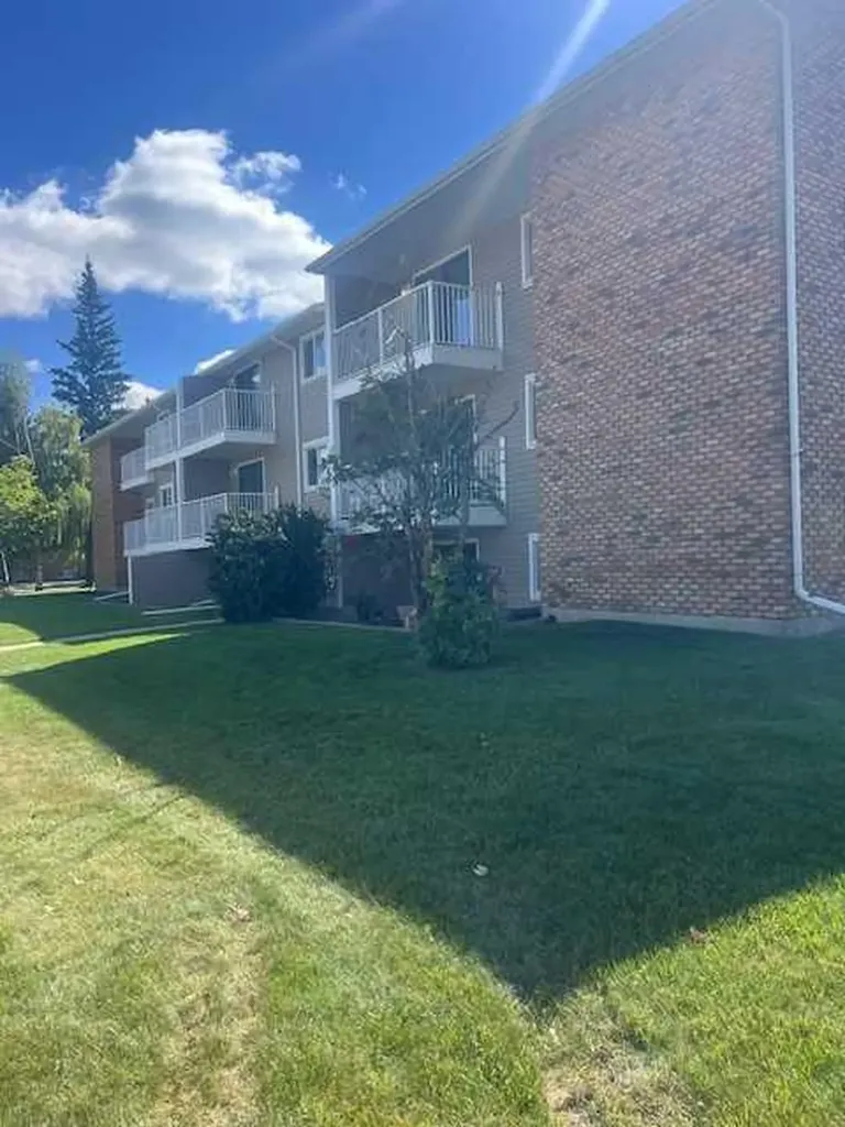 49 Bennett Street Red Deer AB T4R 1V4
