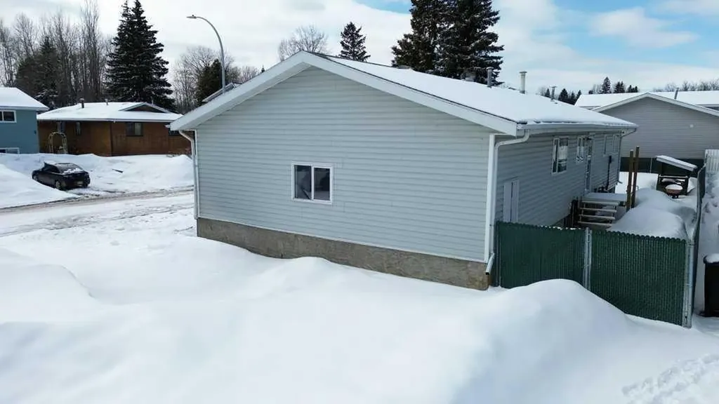 1216 10 Street SE Slave Lake AB T0G 2A3