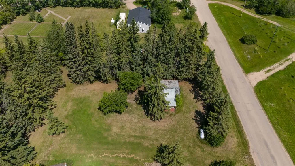 4907-4911 51 Street Streamstown AB T0B 4G0