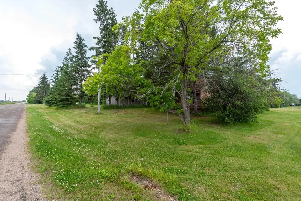 4907-4911 51 Street Streamstown AB T0B 4G0
