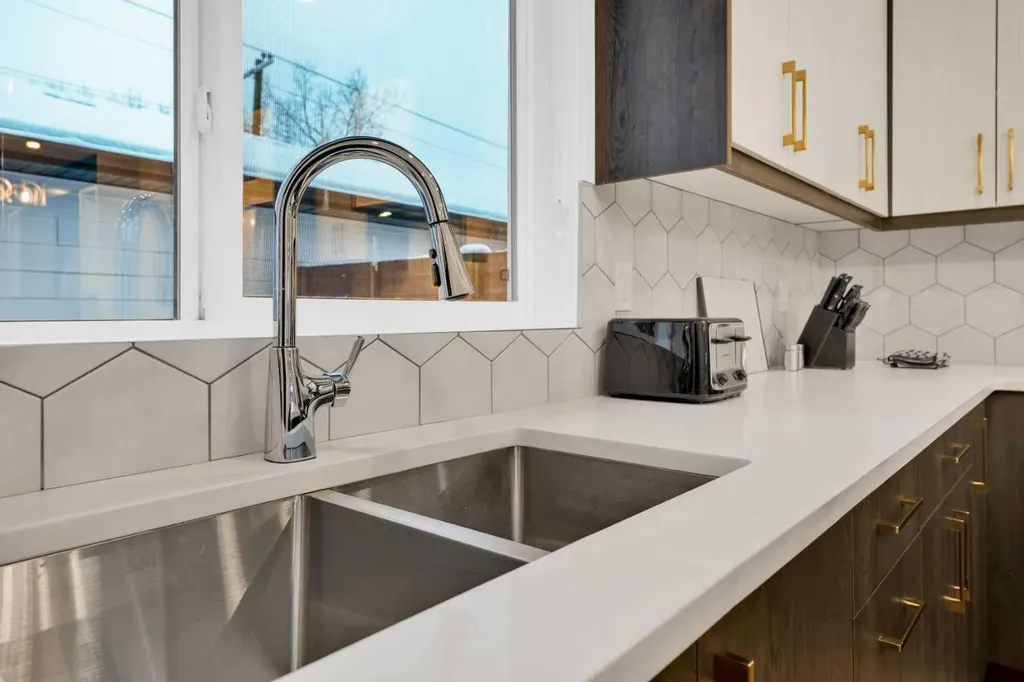 214 99 Avenue SE Calgary AB T2J 0J1