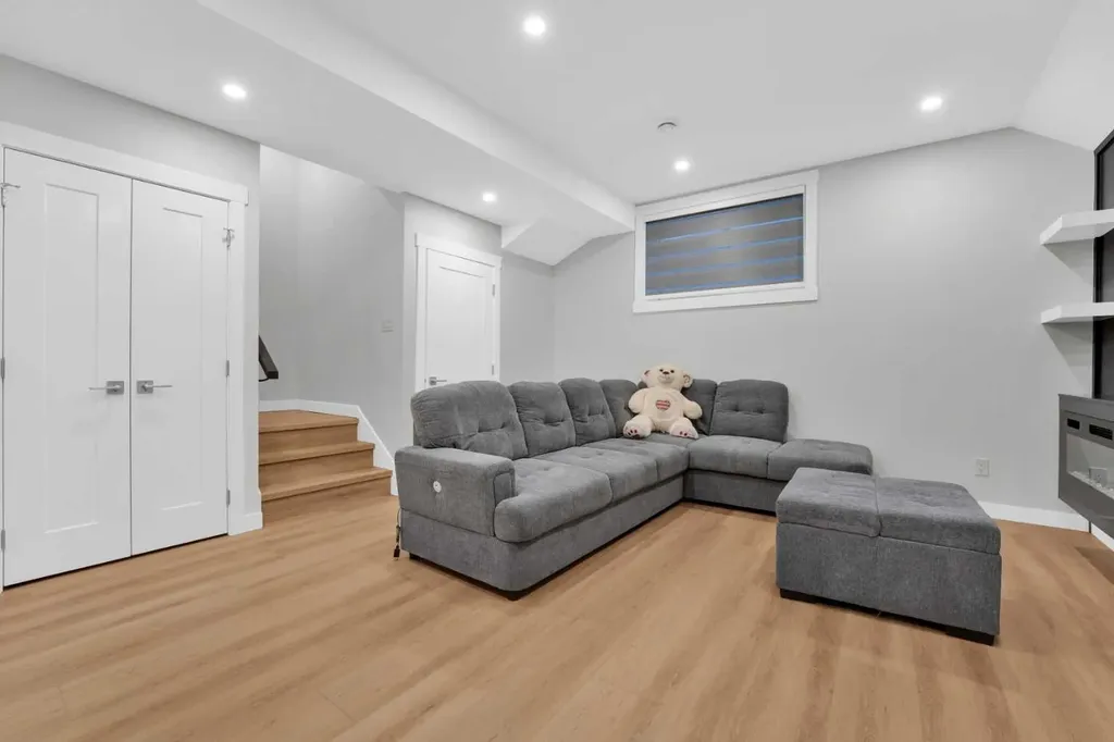 214 99 Avenue SE Calgary AB T2J 0J1