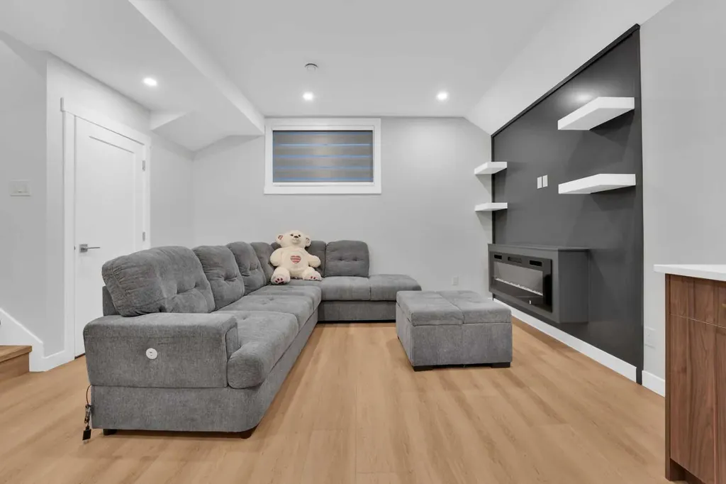 214 99 Avenue SE Calgary AB T2J 0J1