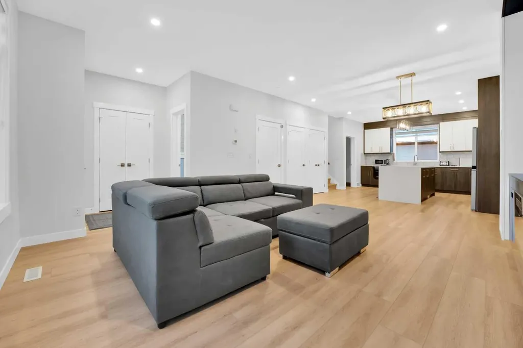 214 99 Avenue SE Calgary AB T2J 0J1