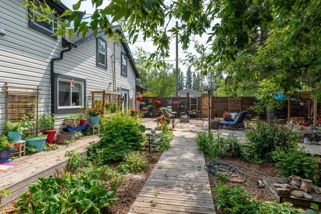 5010 50 Avenue Streamstown AB T0B 4G0