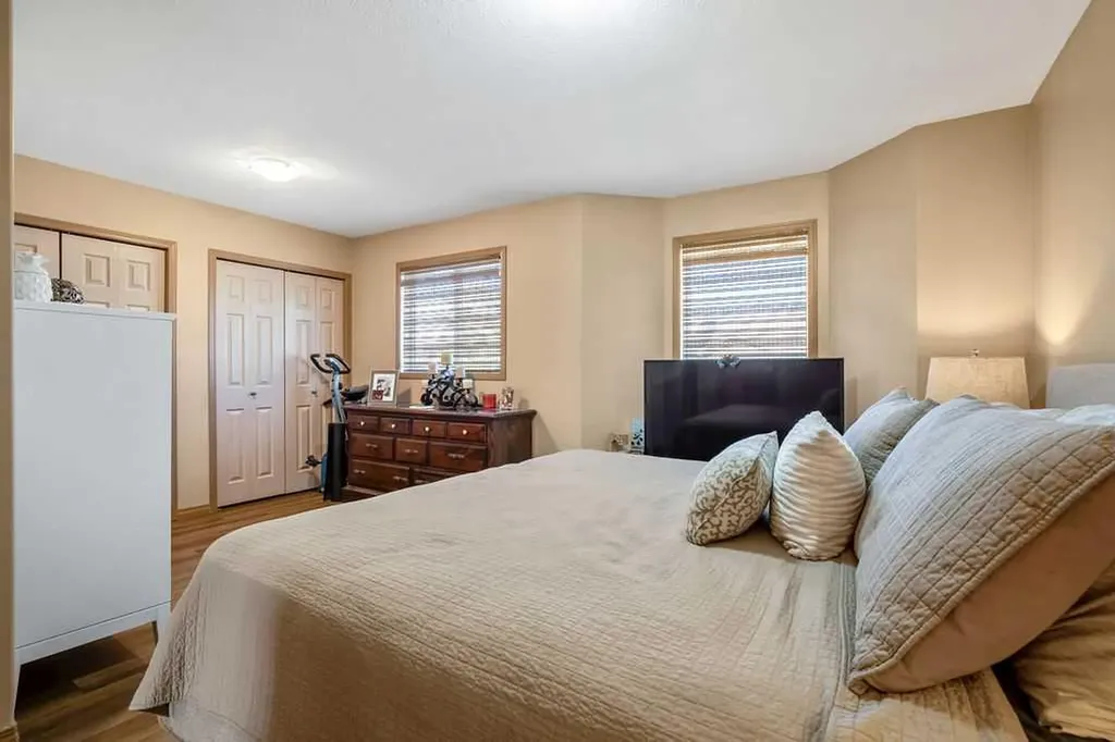 49 Spring Meadows Bay Okotoks AB T1S2G8