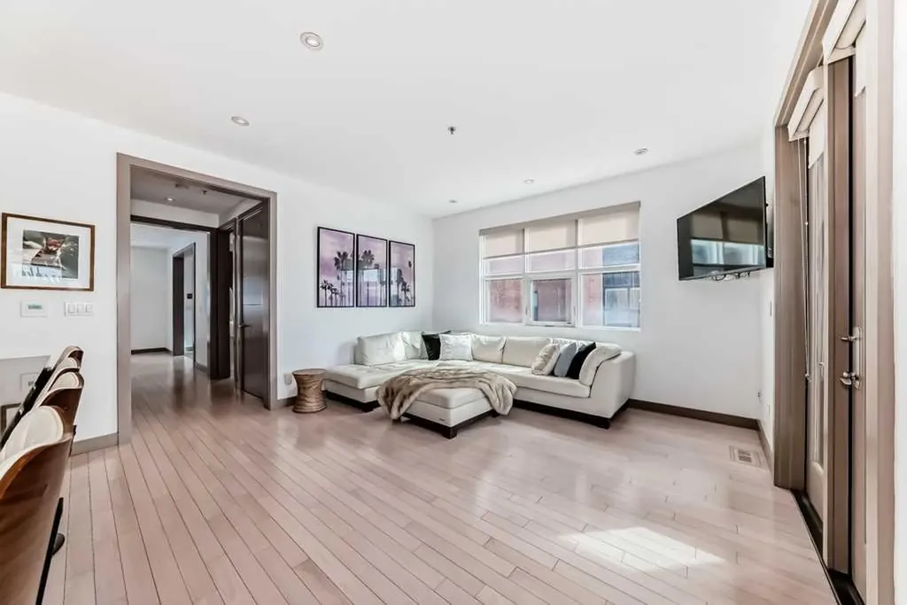 701 Aspen Meadows Hill SW Calgary AB T3H 0G4