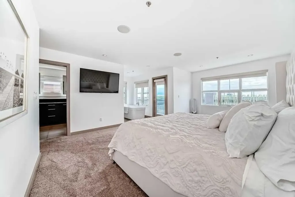 701 Aspen Meadows Hill SW Calgary AB T3H 0G4