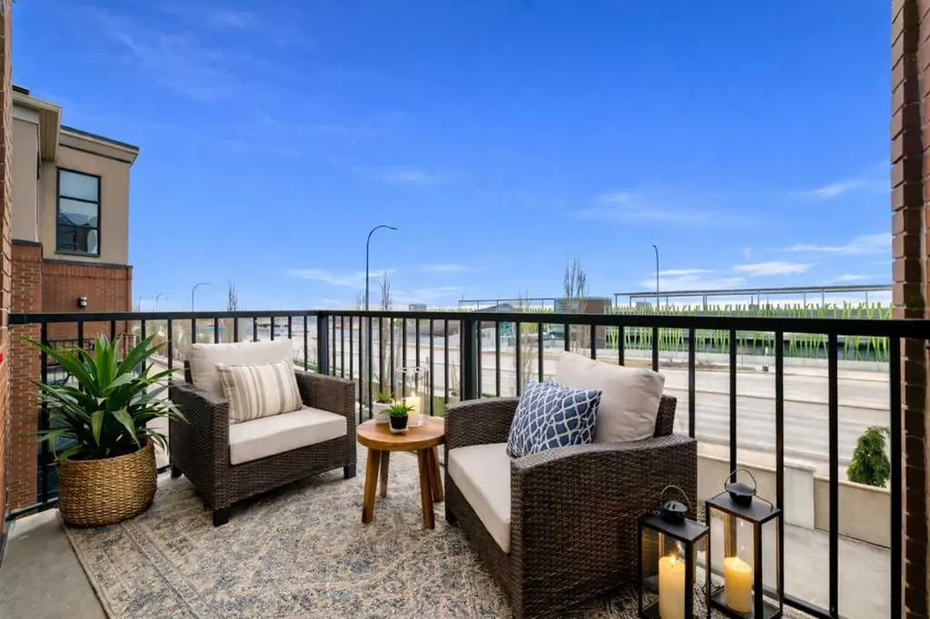 701 Aspen Meadows Hill SW Calgary AB T3H 0G4