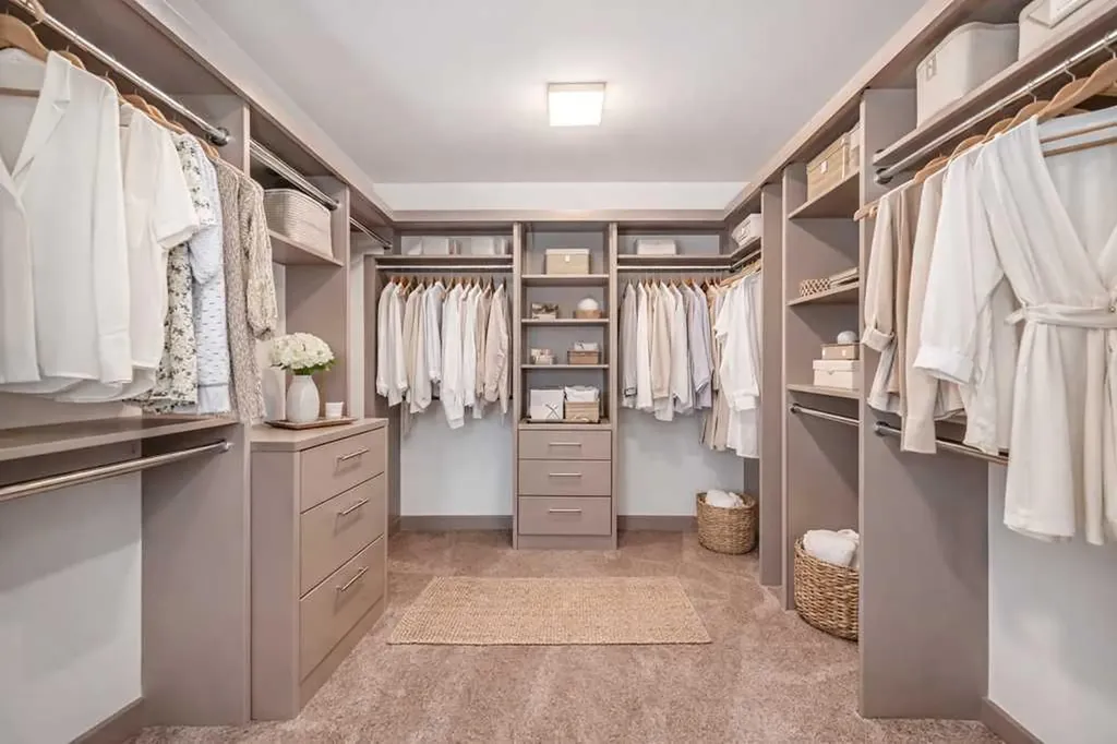 701 Aspen Meadows Hill SW Calgary AB T3H 0G4