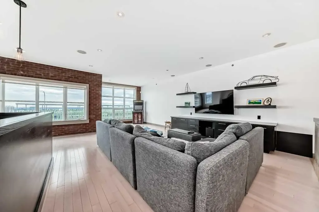 701 Aspen Meadows Hill SW Calgary AB T3H 0G4