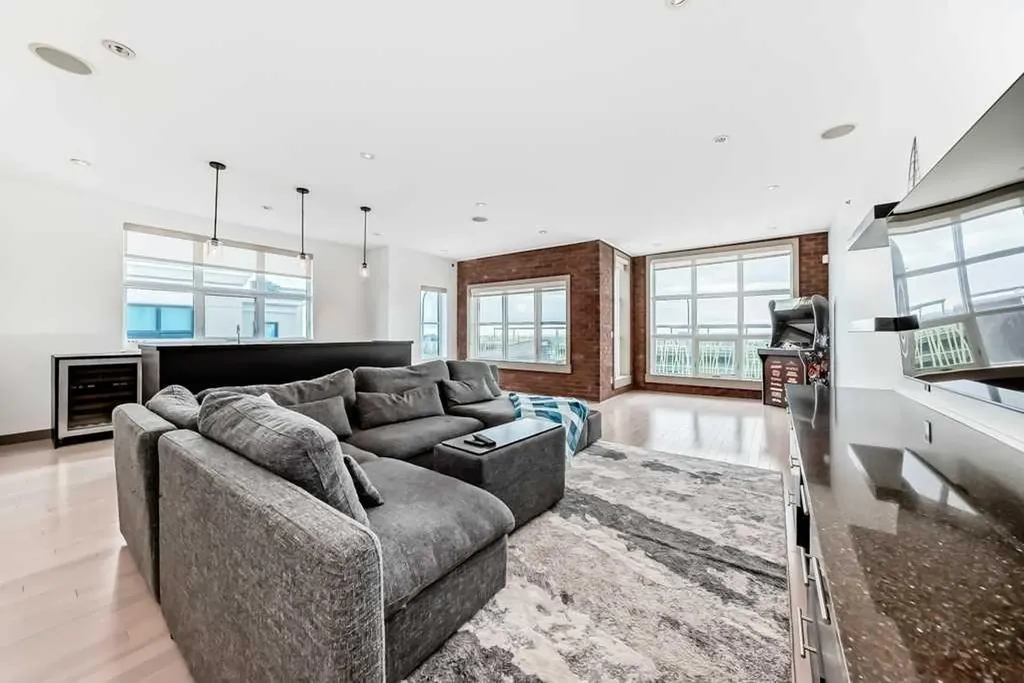 701 Aspen Meadows Hill SW Calgary AB T3H 0G4