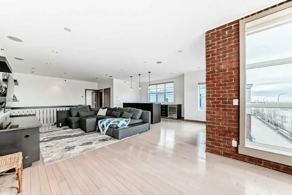 701 Aspen Meadows Hill SW Calgary AB T3H 0G4
