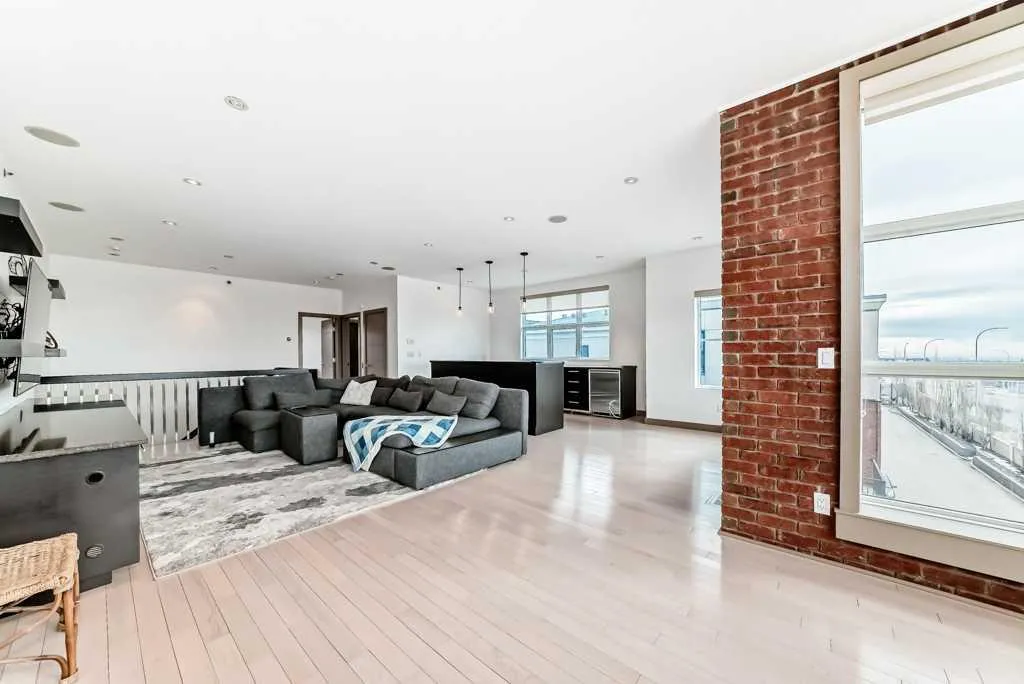 701 Aspen Meadows Hill SW Calgary AB T3H 0G4