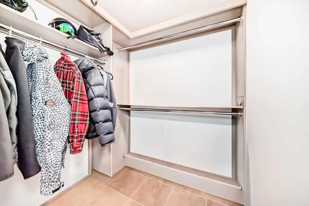 701 Aspen Meadows Hill SW Calgary AB T3H 0G4
