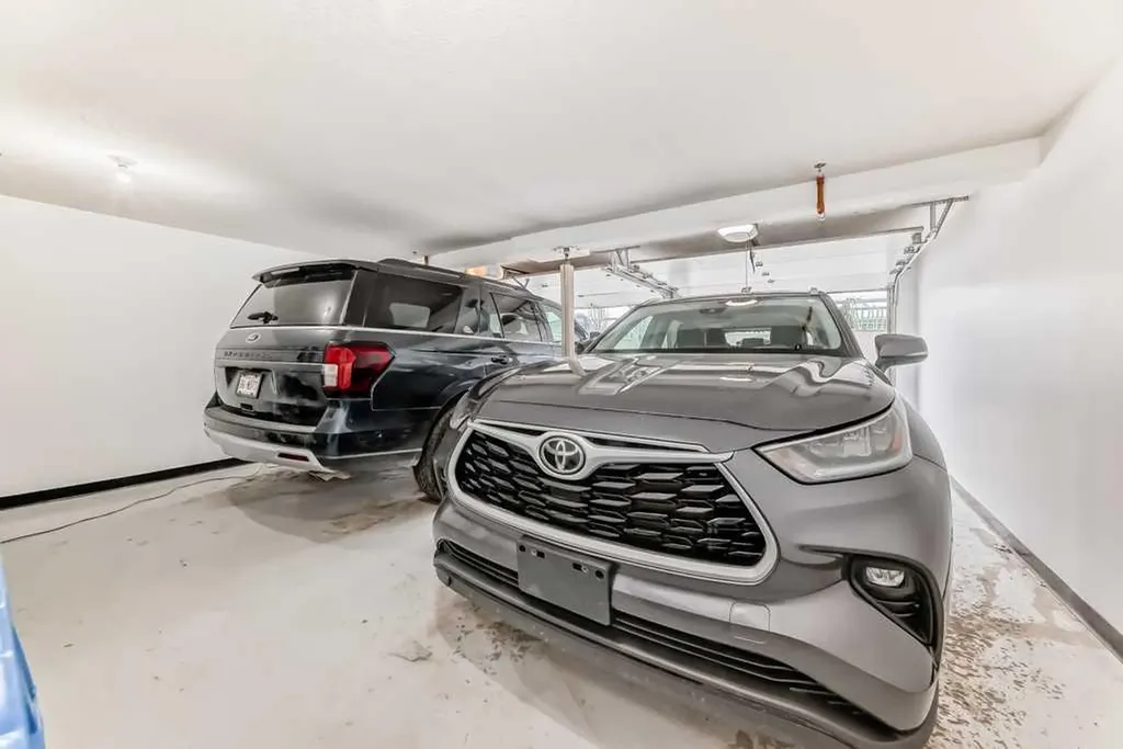 701 Aspen Meadows Hill SW Calgary AB T3H 0G4