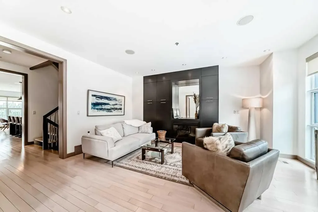 701 Aspen Meadows Hill SW Calgary AB T3H 0G4
