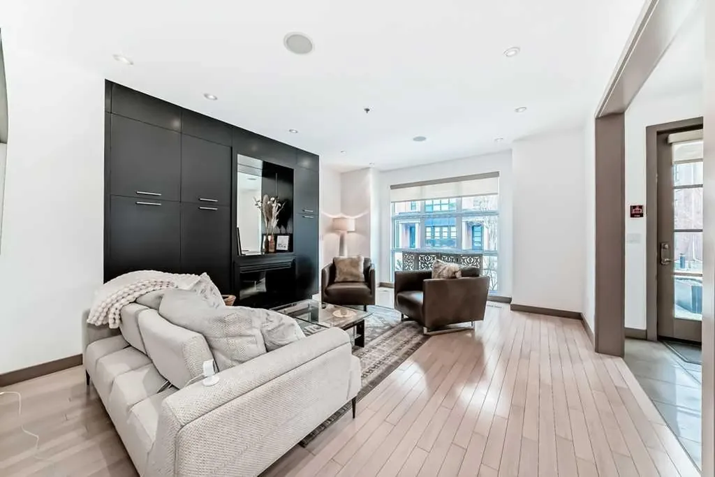 701 Aspen Meadows Hill SW Calgary AB T3H 0G4