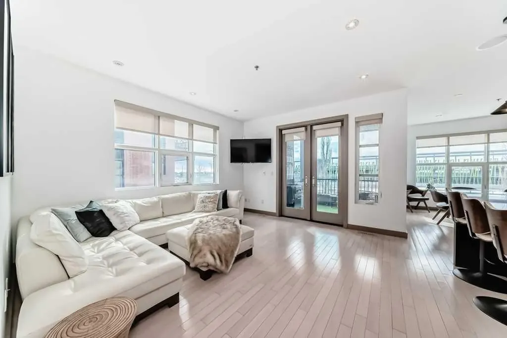 701 Aspen Meadows Hill SW Calgary AB T3H 0G4