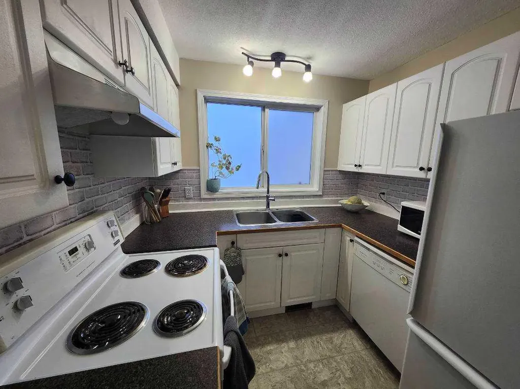 1 Fir Street Red Deer AB T4N 4Y1