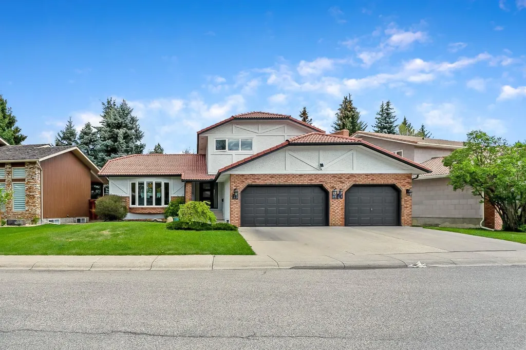 75 Woodacres Crescent SW Calgary AB T2W 4V5