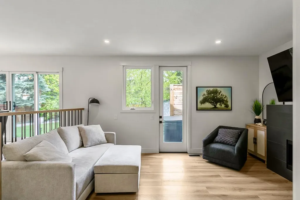 75 Woodacres Crescent SW Calgary AB T2W 4V5