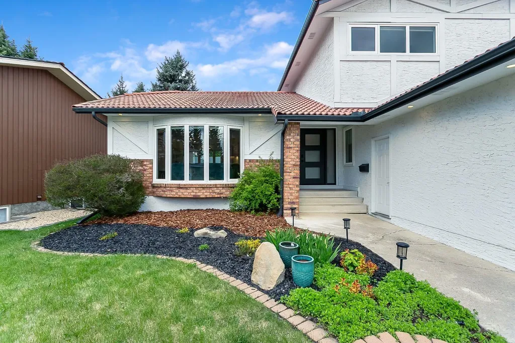 75 Woodacres Crescent SW Calgary AB T2W 4V5