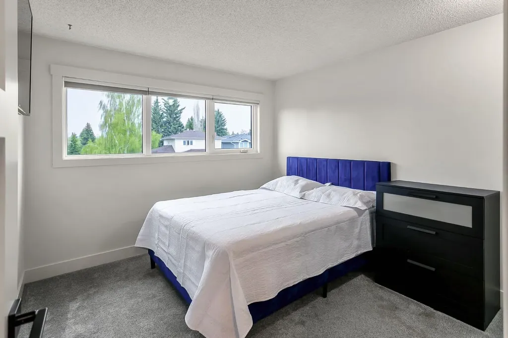 75 Woodacres Crescent SW Calgary AB T2W 4V5