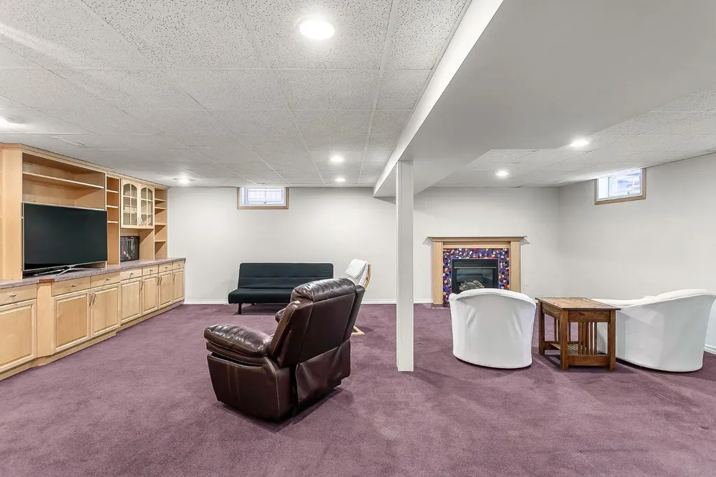 75 Woodacres Crescent SW Calgary AB T2W 4V5