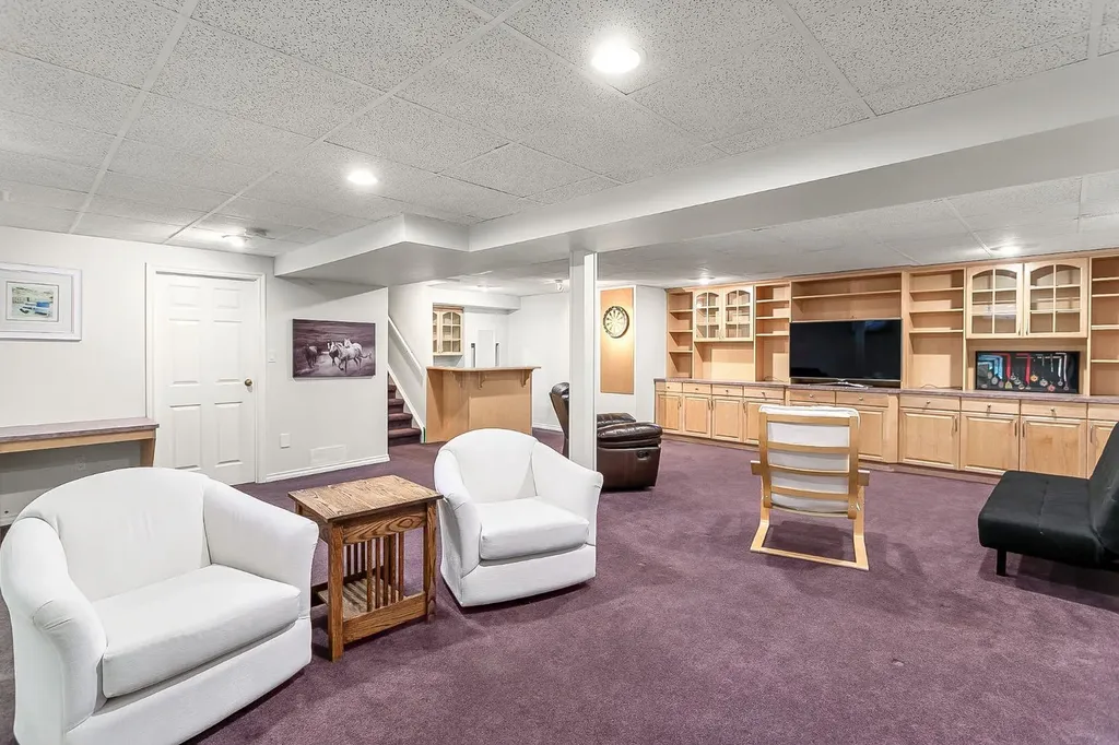 75 Woodacres Crescent SW Calgary AB T2W 4V5