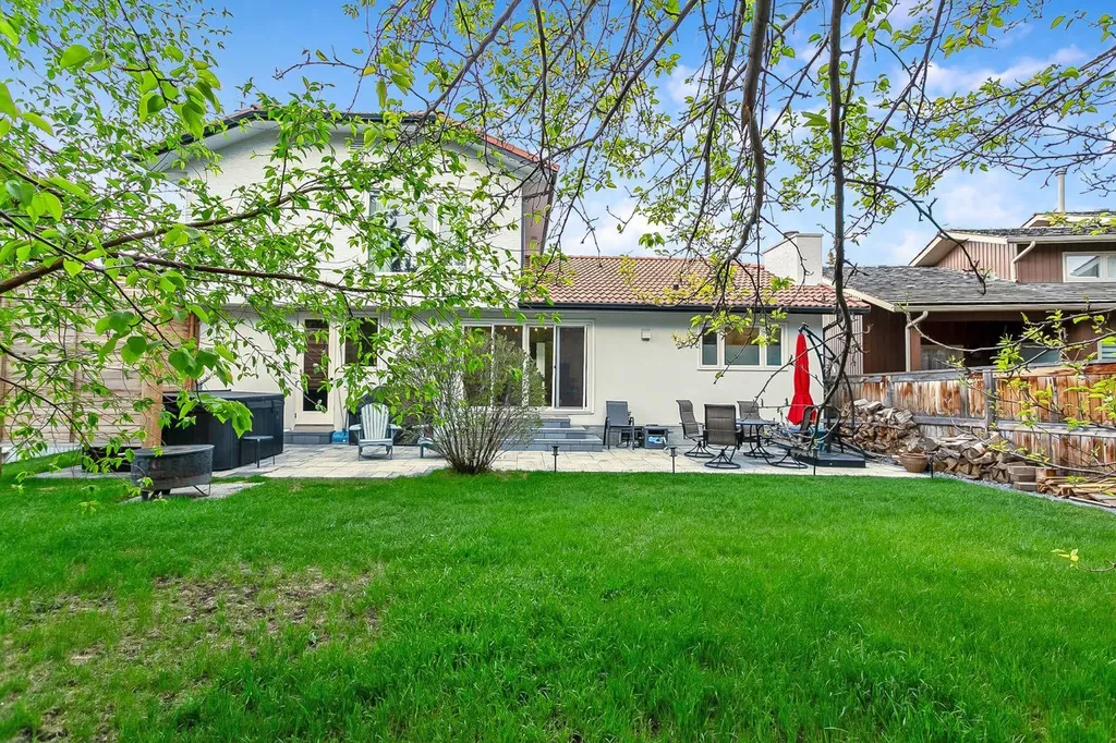 75 Woodacres Crescent SW Calgary AB T2W 4V5