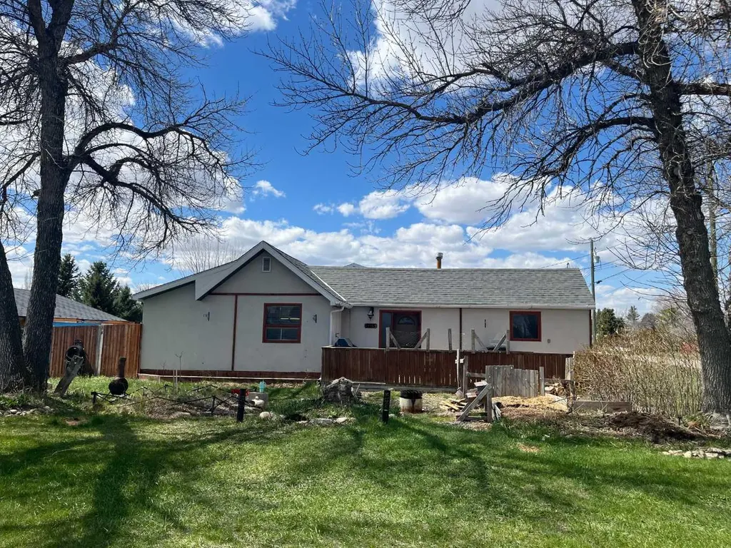 505 4 Street Stirling AB T0K 2E0