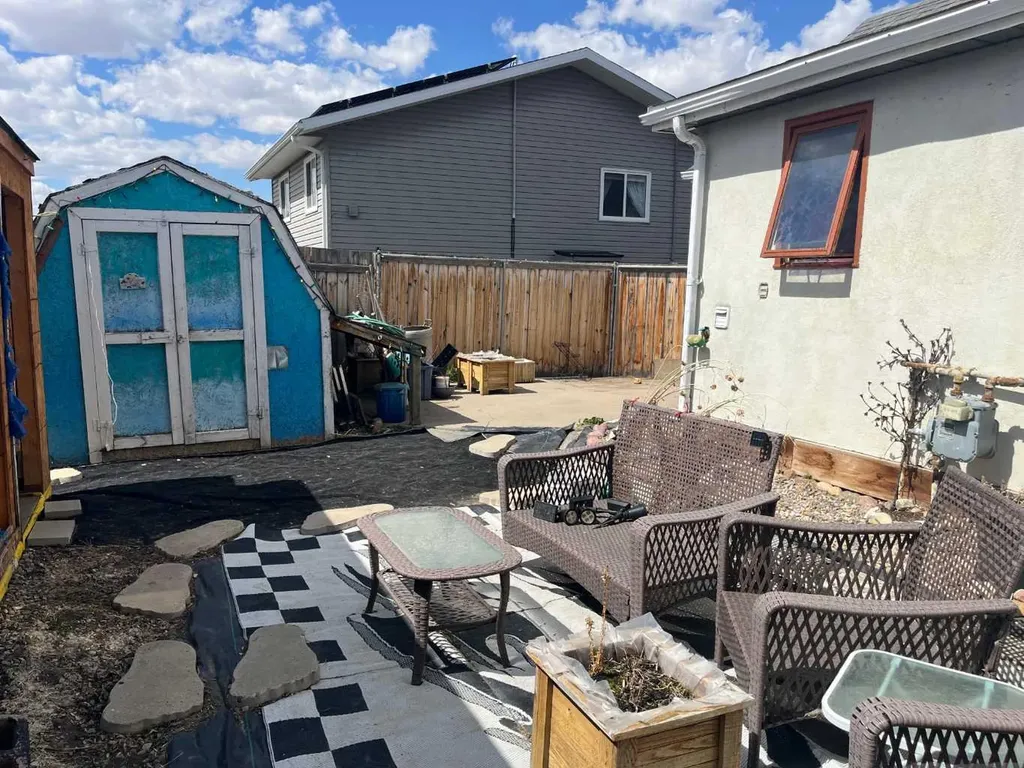 505 4 Street Stirling AB T0K 2E0