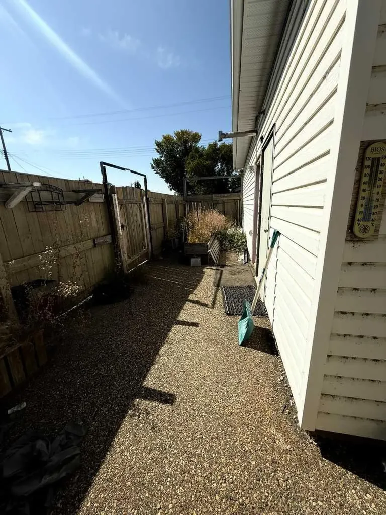 223 6 Street Beiseker AB T0M 0G0