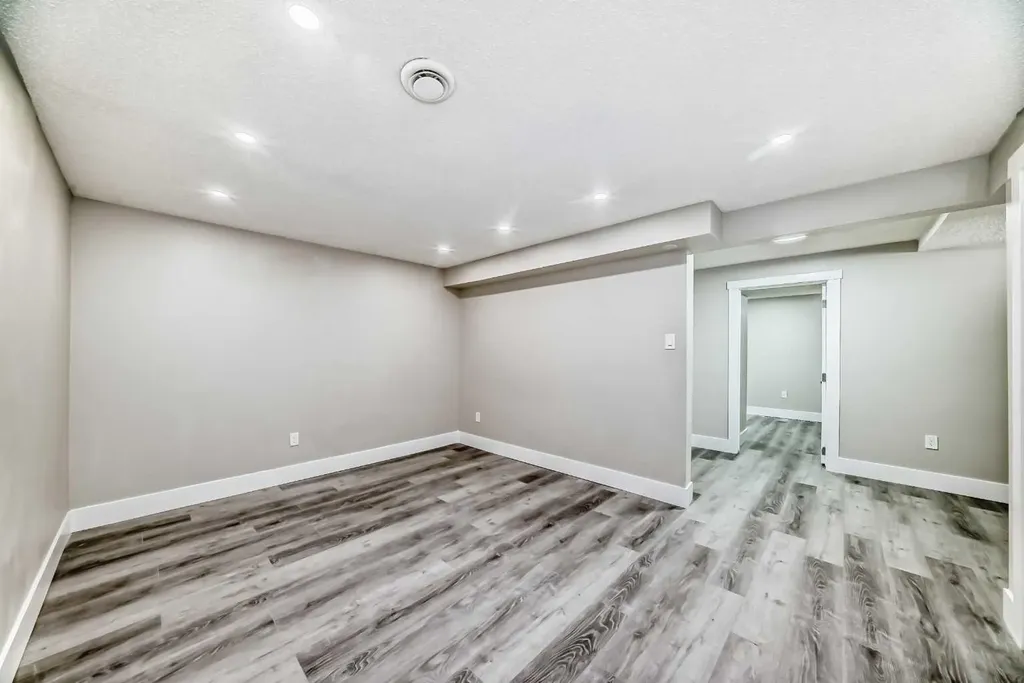 3920 44 Avenue NE Calgary AB T1Y 5V8