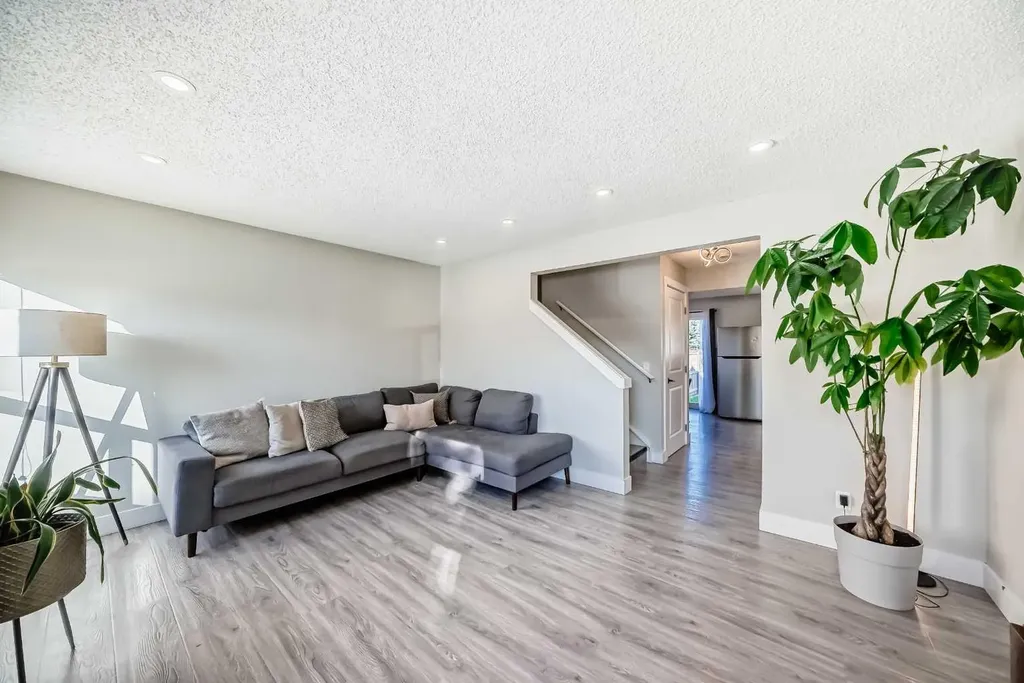 3920 44 Avenue NE Calgary AB T1Y 5V8