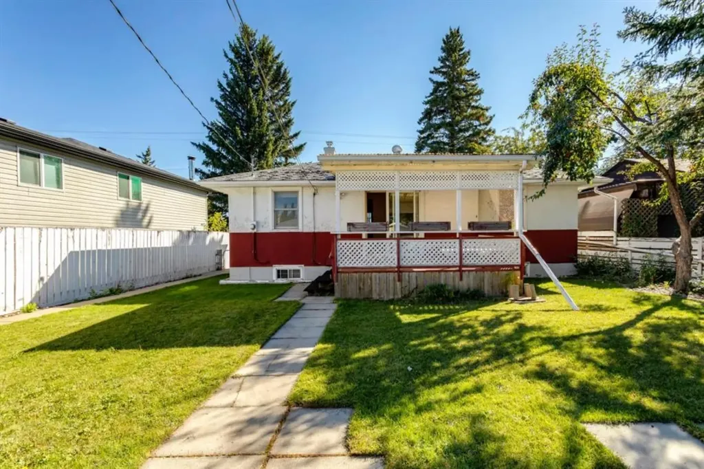 3915 73 Street NW Calgary AB T3B 2L8