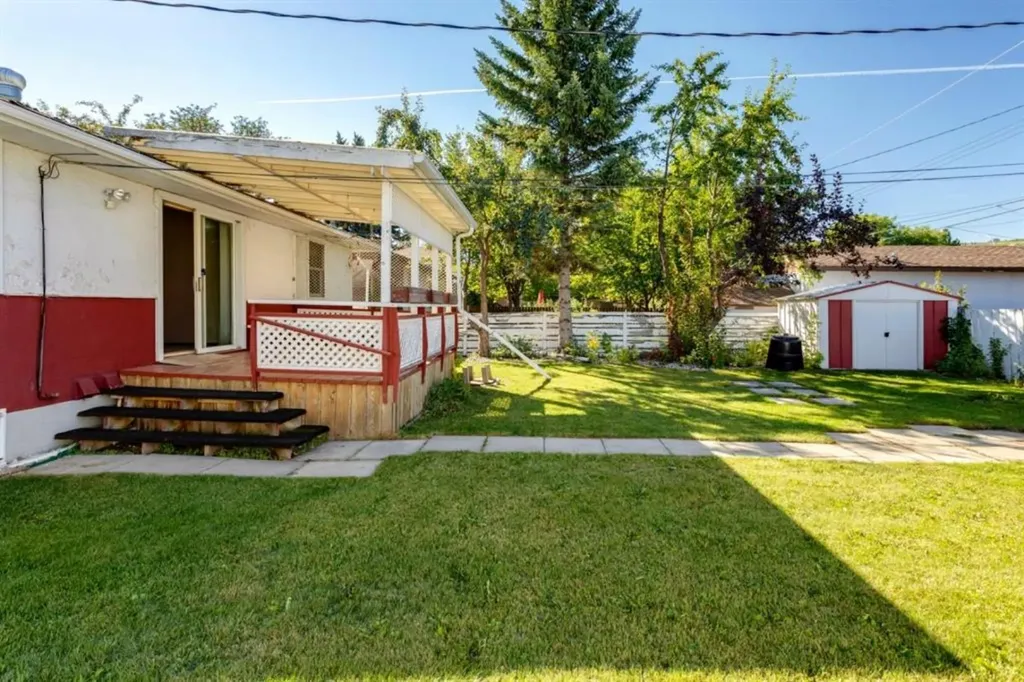 3915 73 Street NW Calgary AB T3B 2L8
