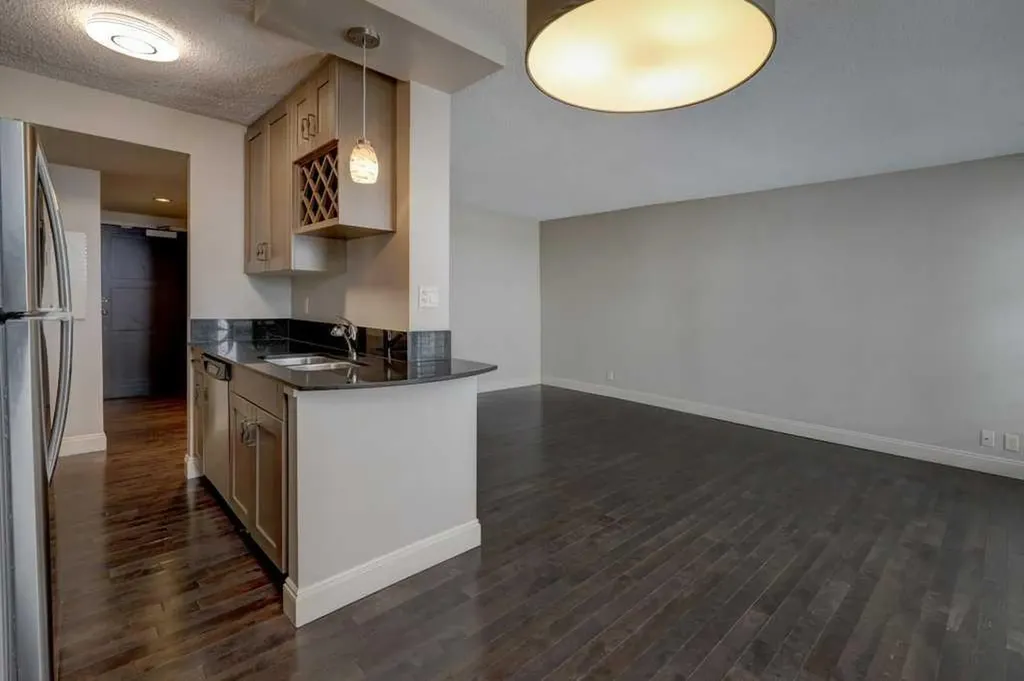 733 14 Avenue SW Calgary AB T2R 0W1